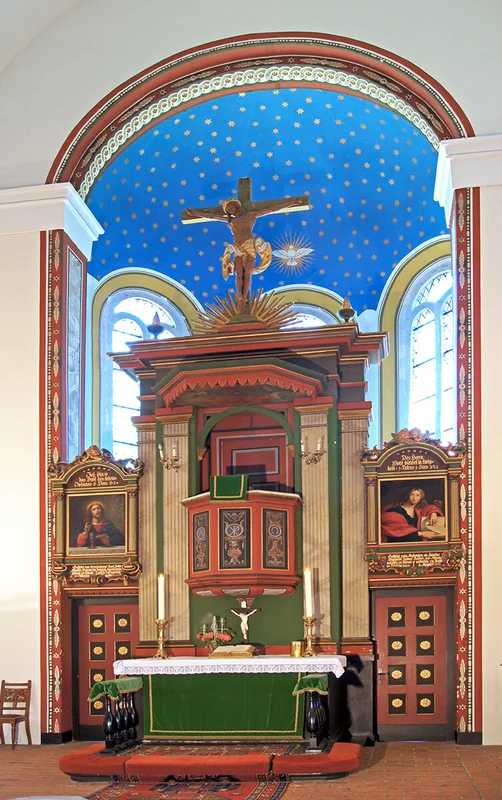 Der Altarraum der Kirche in Nusse