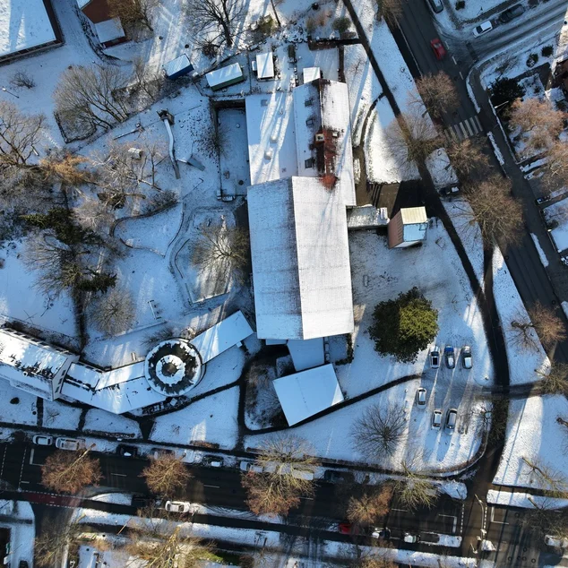 Drohnenaufnahme der Auferstehungskirche