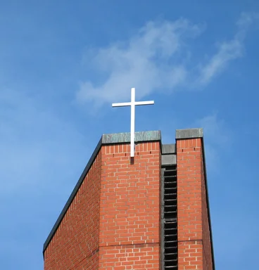 Die Spitze des Turms und das Turmkreuz der Bugenhagenkirche