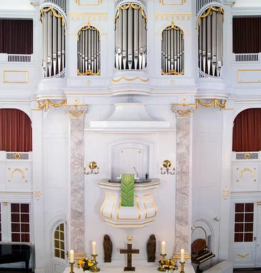 Blick auf den Altar und darüberliegende Kanzel und Orgel in St. Petri Ratzeburg