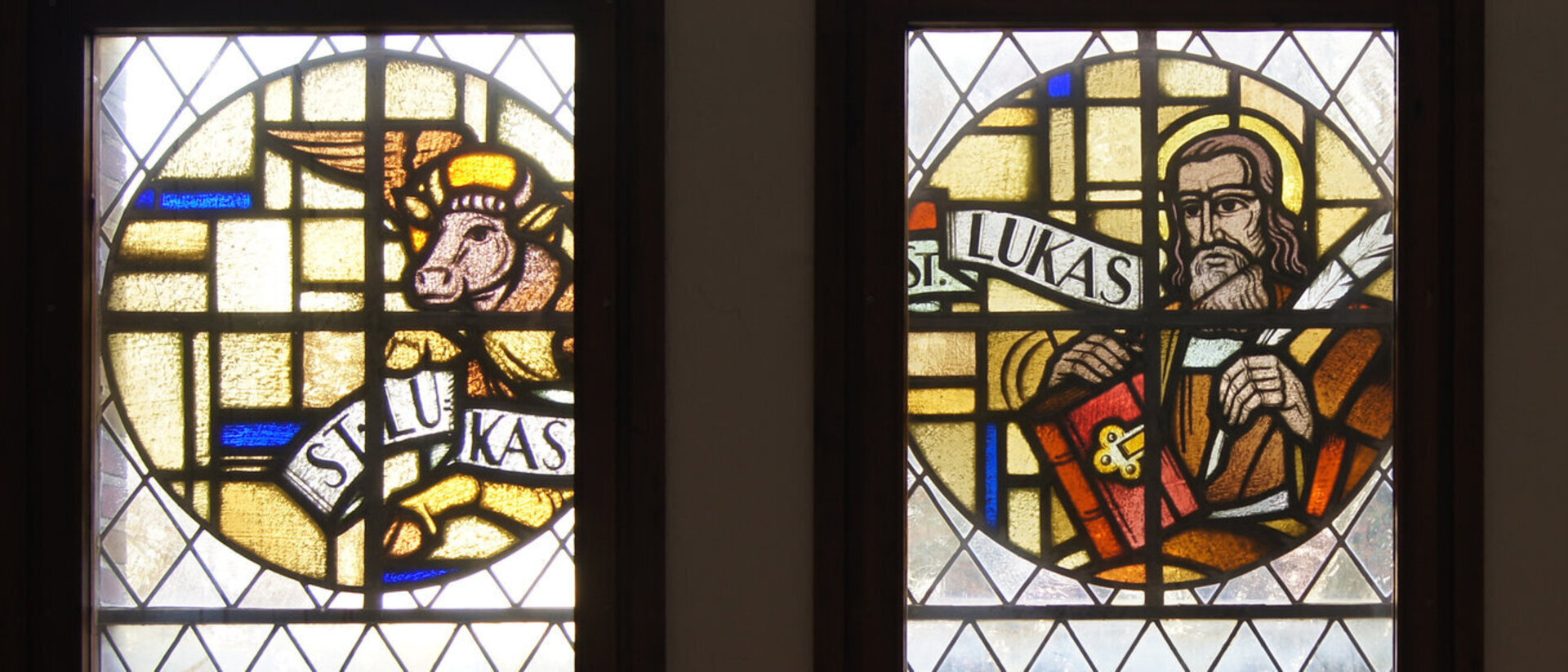 Blick von innen auf drei Bleiglas-Fenster in der Heilig-Geist-Kirche Wohltorf