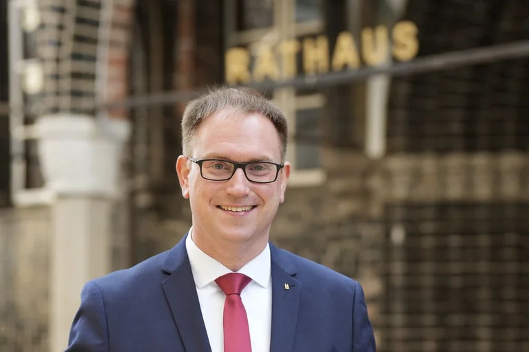 Ein Mann lächelt in die Kamera