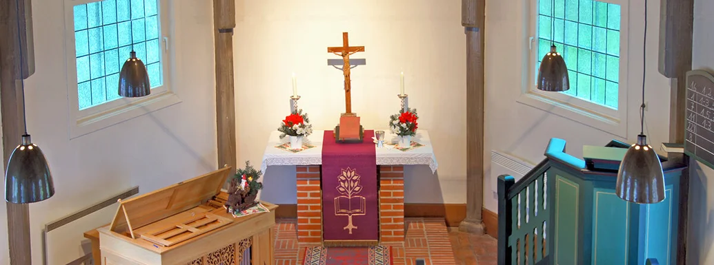 Der Altarraum der St.-Jacob-Kapelle in Basedow von der Empore aus gesehen