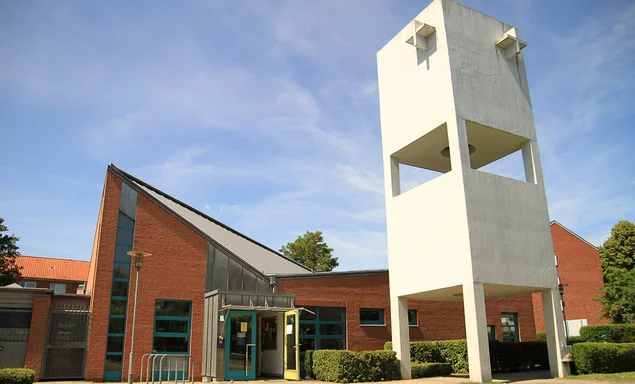 Gemeindehaus und freistehender Glockenturm der Wichernkirche