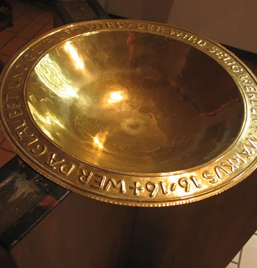 Nahansicht des Taufbeckens von St. Christophorus