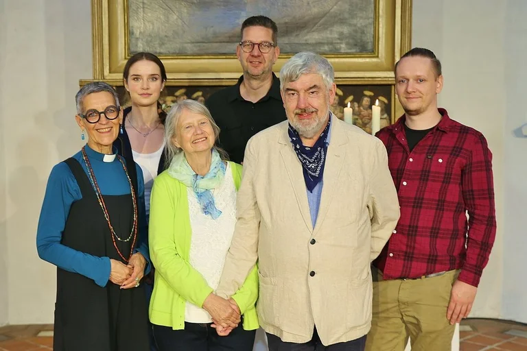 Menschen stehen in einer Kirche