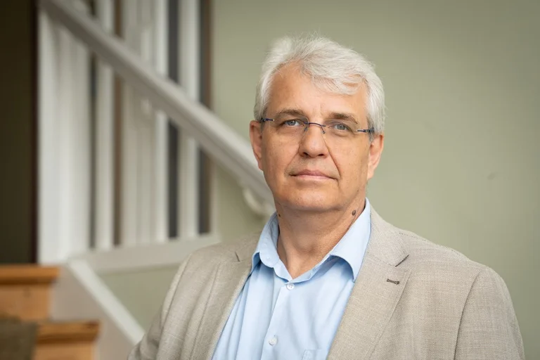 Ein Mann blickt in die Kamera