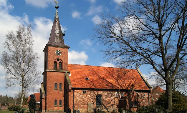 Außenansicht von St. Lorenz Schmilau von der Seite