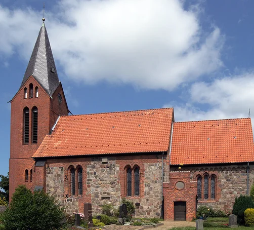 Außenansicht der Kirche in Behlendorf  von der Seite