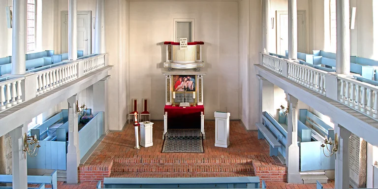 Der Altarraum der St.-Nikolai-Kirche Hohenhorn, Blick von der Empore