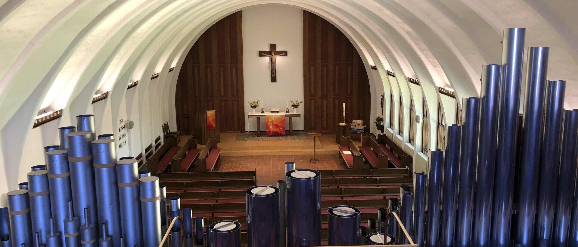 Blick von der Orgelempore auf den Altar