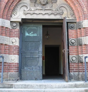 Blick auf Stufen und Eingangstür von St. Gertrud