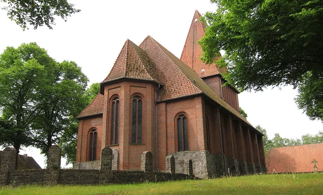 Außenansicht der Kirche in Nusse von Osten