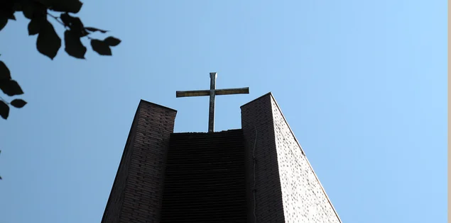 Turm und Turmkreuz der Heilig-Kreuz-Kirche in Börnsen
