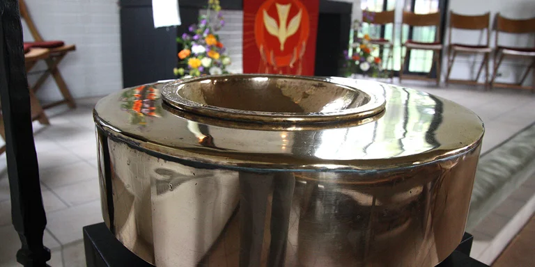 Nahansicht der Taufschale der Adventskapelle Kronsforde