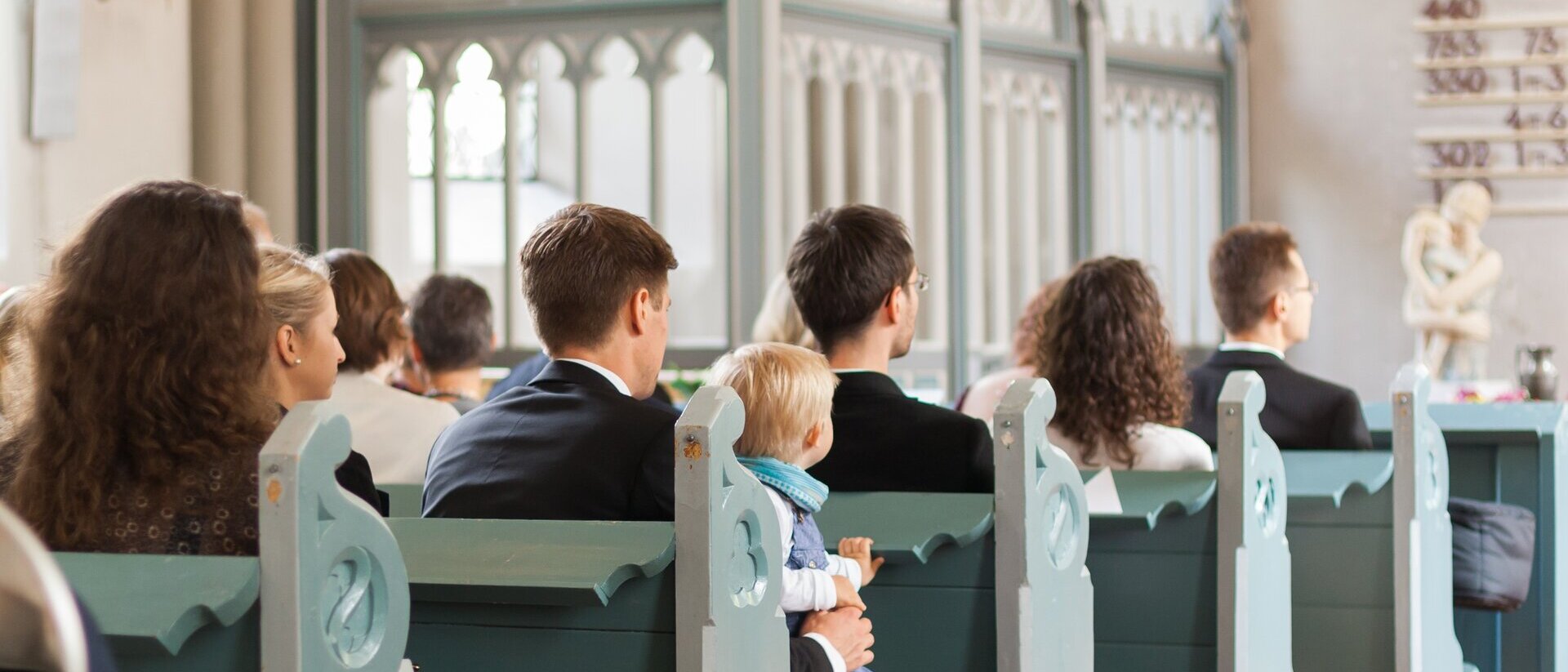 Kirchenbänke mit Kirchenbesuchern