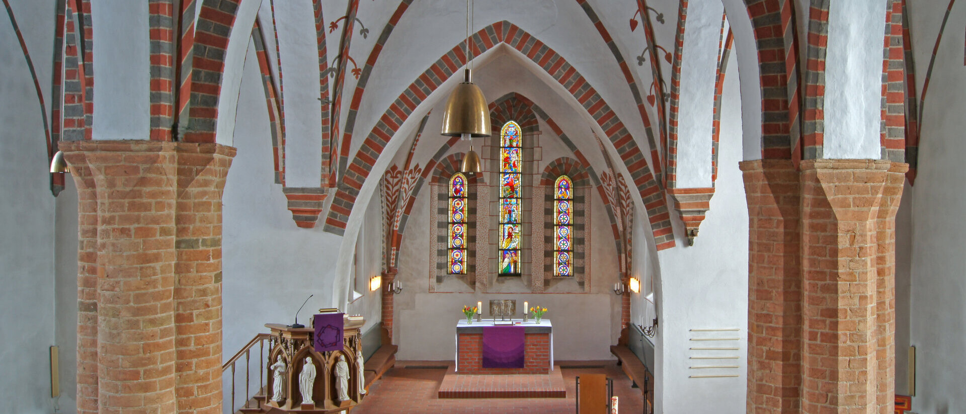 Innenansicht der Kirche in Breitenfelde, Blick auf den Altar