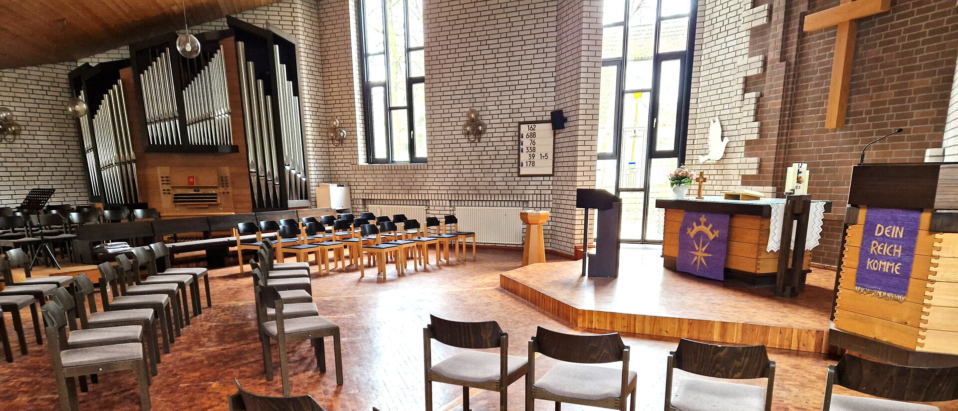 Ein Kirchraum mit Stuhlreihen