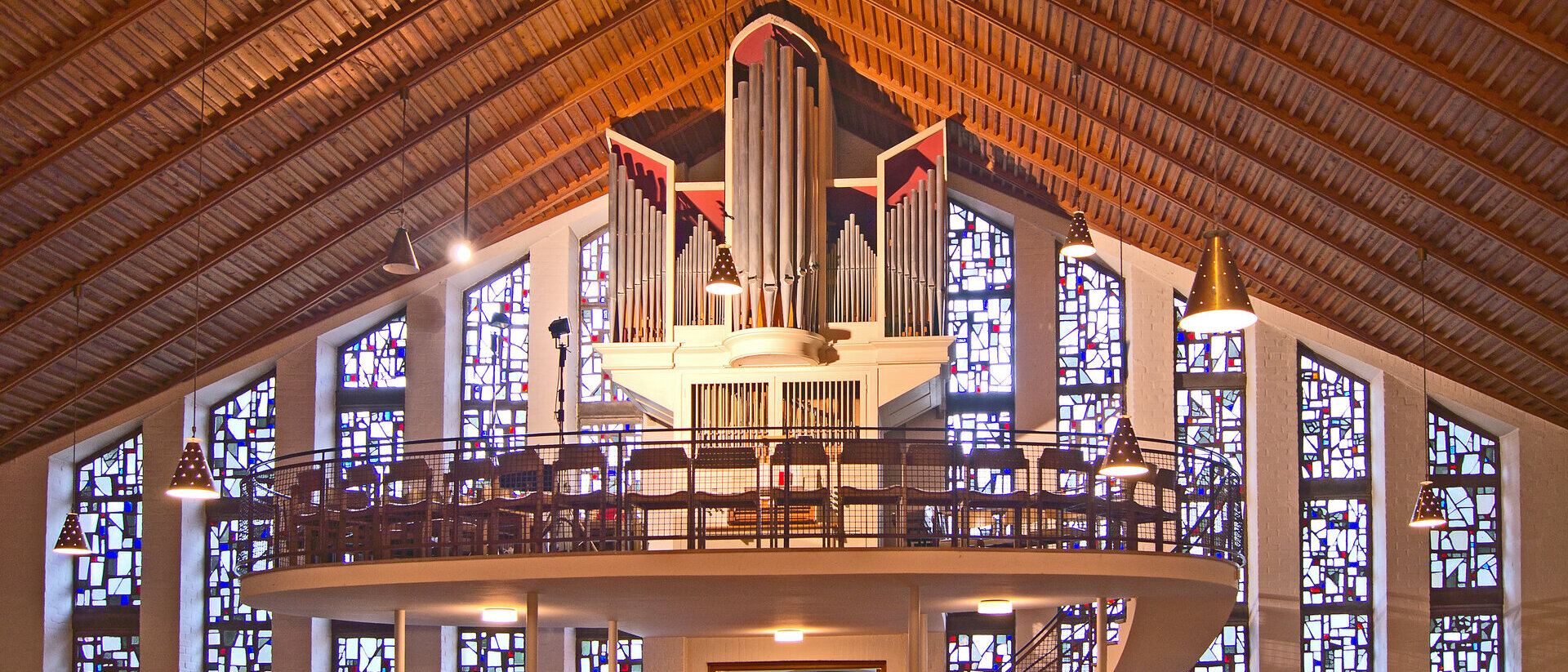 Beleuchtete Orgel auf einer Empore 