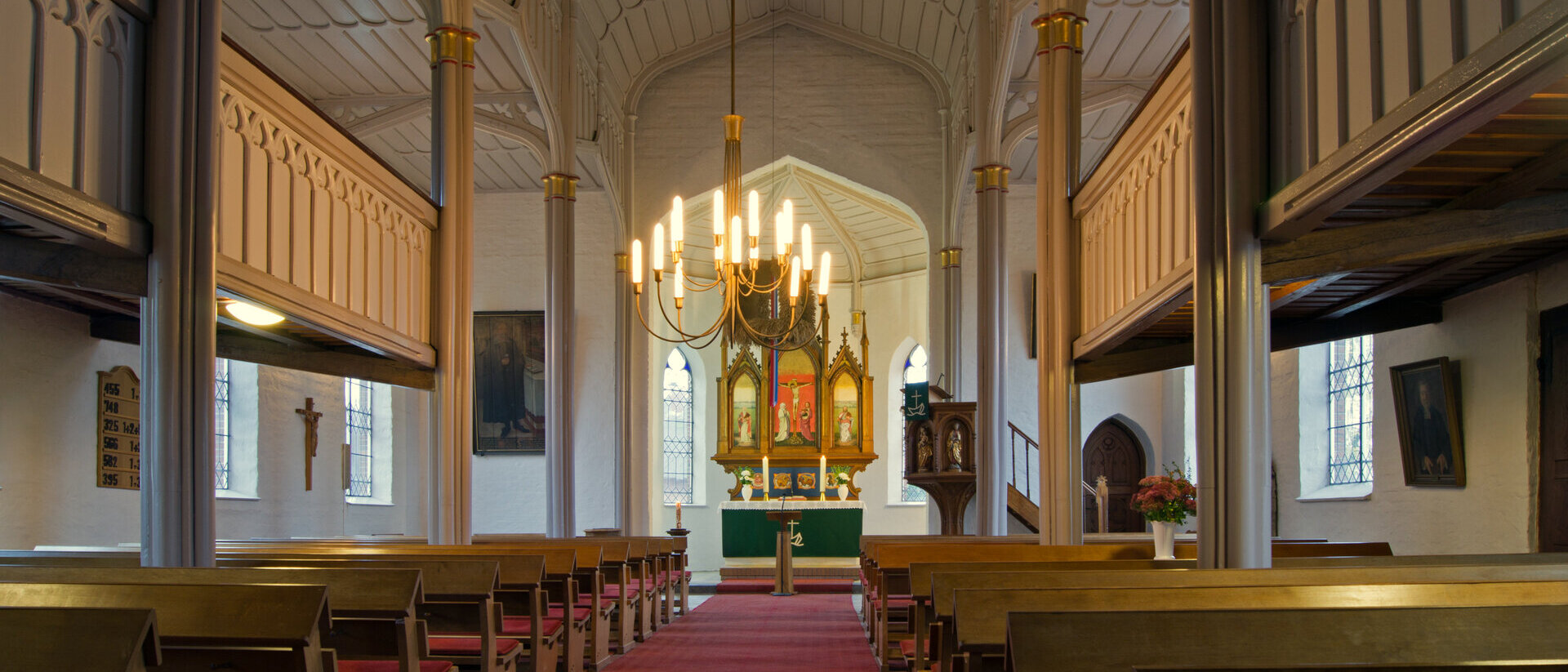 Innenansicht der St.-Marien-Kirche Siebenbäumen, Blick durch das Mittelschiff 