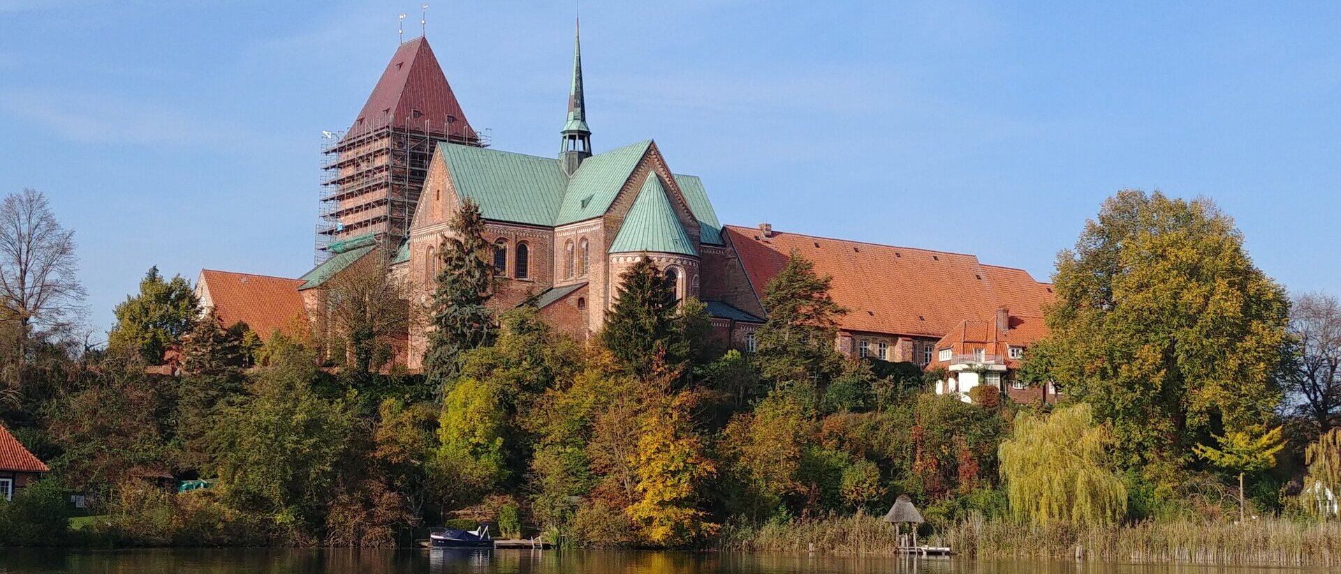 Gerüst um den Turm des Ratzeburger Doms. Sicht vom Ratzeburger Dom