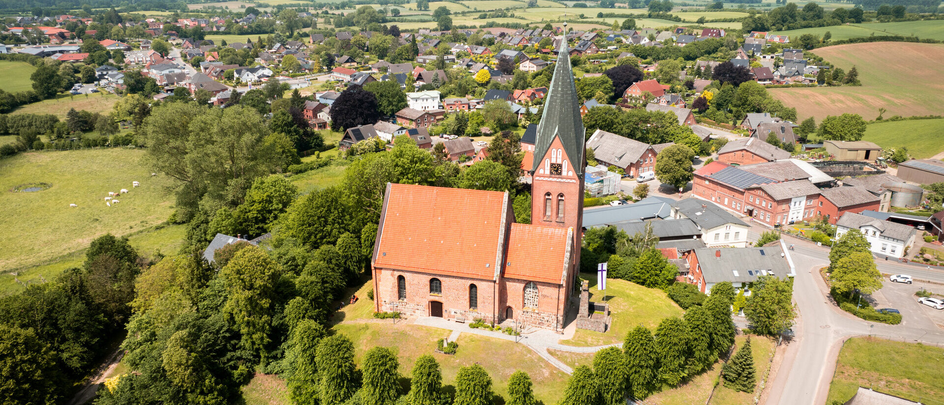 Eine Kirche auf einem Hügel im Sonnenschein