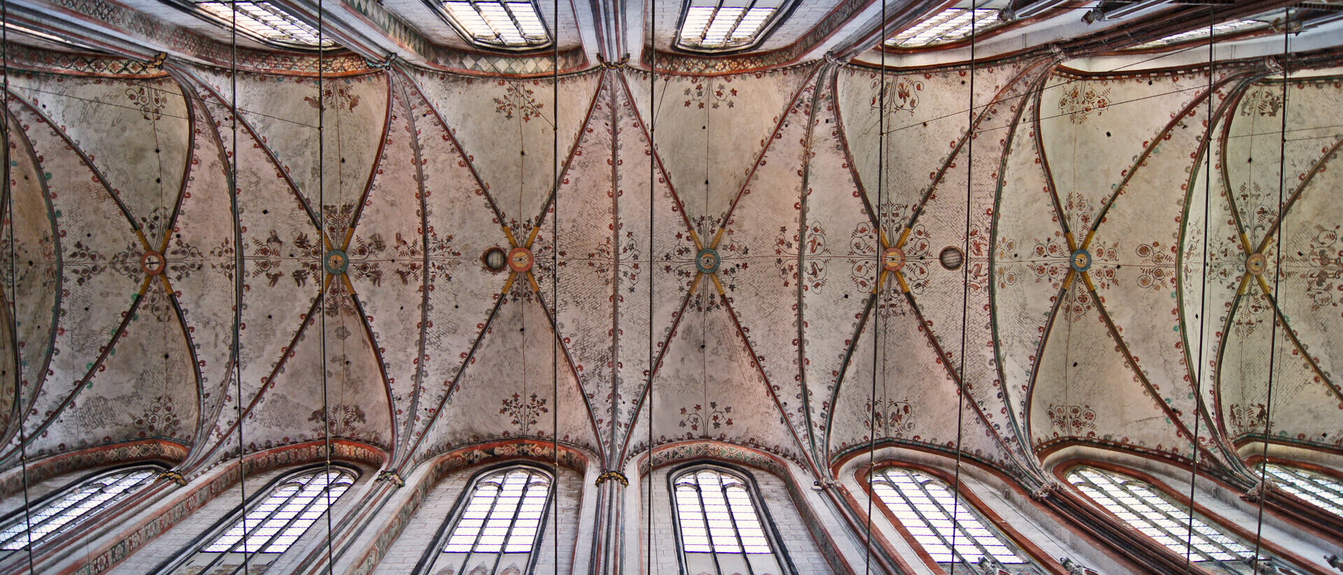 Blick von unten auf das Kreuzgewölbe in St. Marien